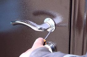 Замена дверной ручки металлической двери в Ногинске