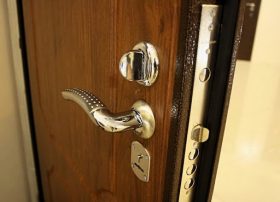 Замена входной двери в квартире в Ногинске
